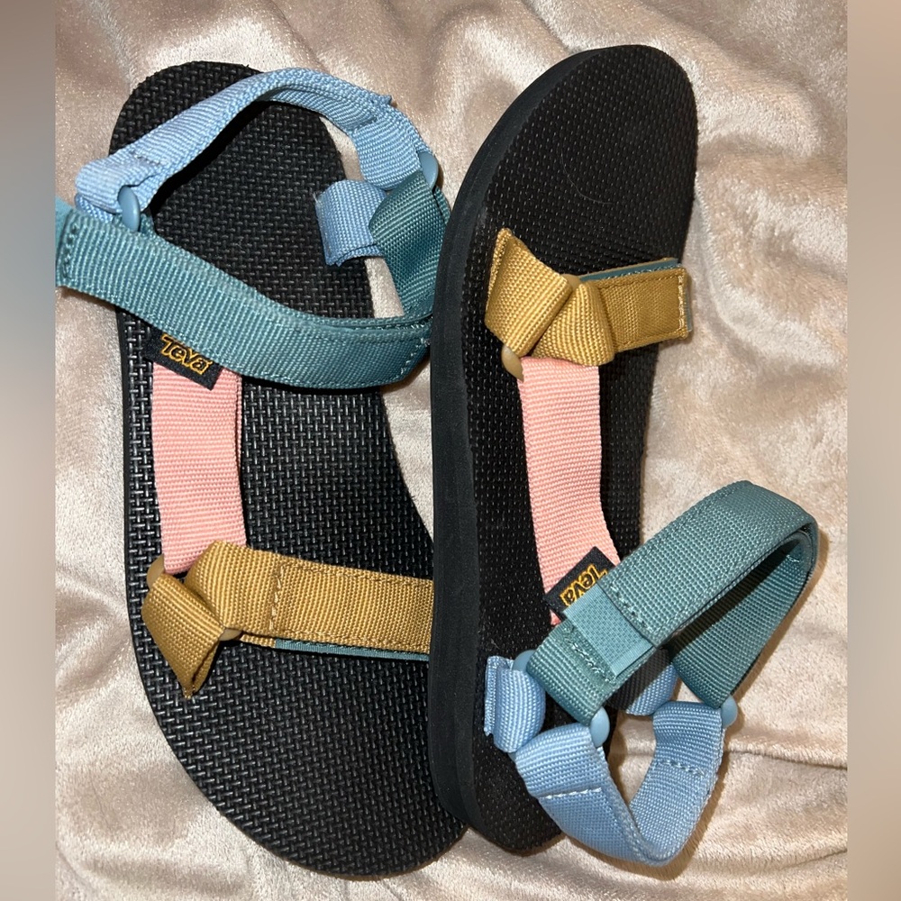 TEVA Women’s Original Universal Sandals. Size 8